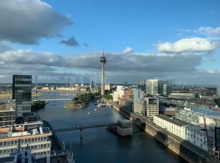 Der Medienhafen durch ein Fenster von oben fotografiert