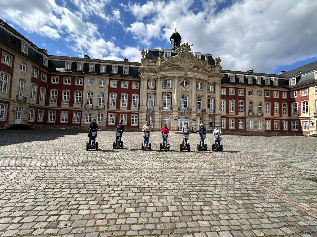 Gruppe mit Segway auf dem Schlossplatz Münster