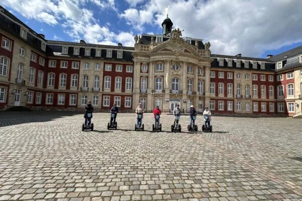 Gruppe mit Segway auf dem Schlossplatz Münster