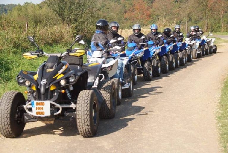 Lange Reihe von Fahrern mit ihrem Quad auf einer Piste