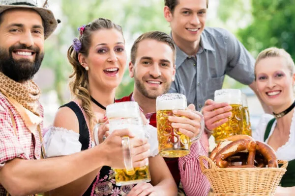 Teilnehmender der Oktoberfest-Olympiade beim Anstoßen