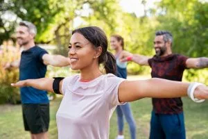 4 Menschen beim Outdoor Fitness Workout im Park