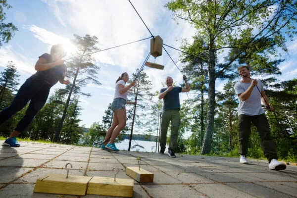 Teilnehmer der Outdoor-Olympiade beim Turmbau