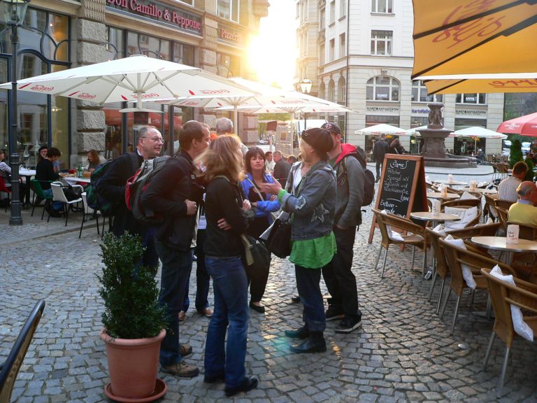 Teilnehmende in der Fußgänger-Zone bei der City Pub Tour Leipzig