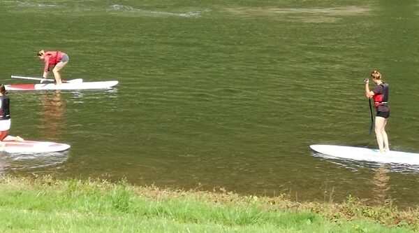 Teilnehmerinnen beim Stand-up-Paddling auf der Mosel