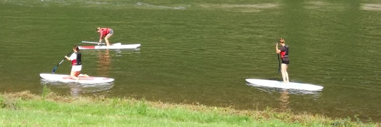 Teilnehmerinnen beim Stand-up-Paddling auf der Mosel