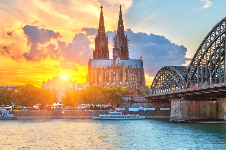 Kölner Dom vom Rhein aus gesehen bei der Stadtführung Köln