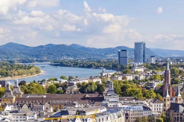 Schifffahrt auf dem Rhein - Luftbild von Bonn