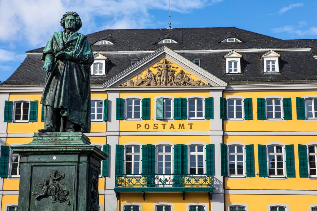 Beethoven Denkmal vor einem Gebäude bei der Stadtführung