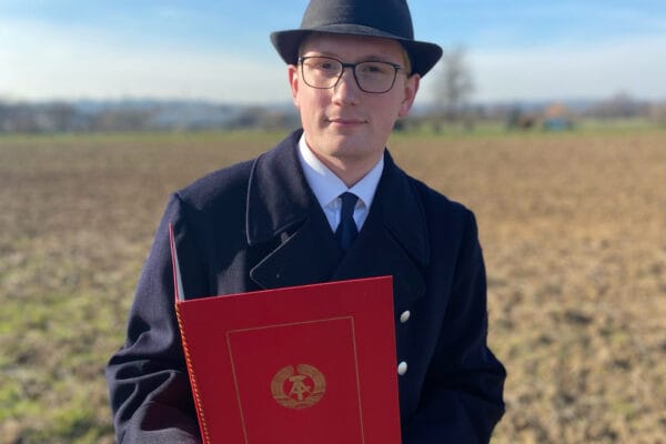 Schlapphut auf einem Feld bei der Stadtführung Bonn