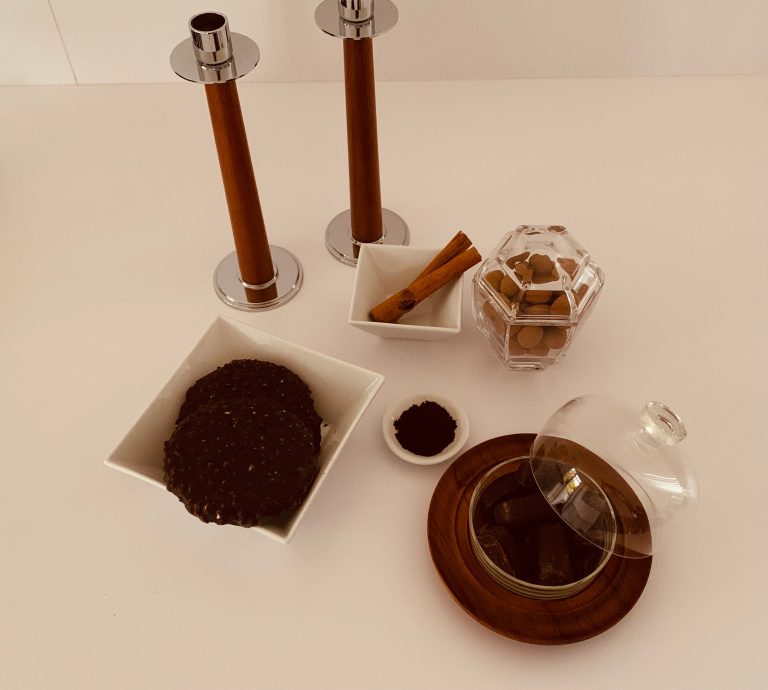 Gedeckter Tisch mit Süßigkeiten bei der Tour Die süße Seite Bonns