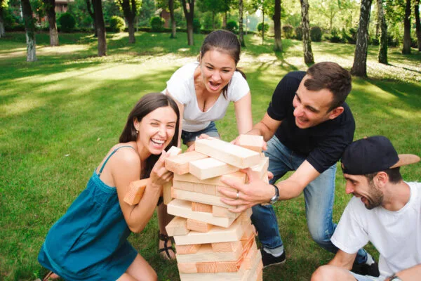 Team von 4 Personen beim Turmbau während des Teamworkshop