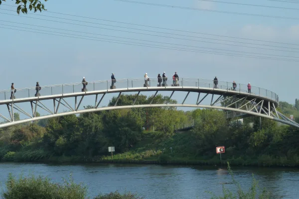 Menschen fahren mit ihrem Segway über eine Brücke