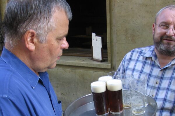 Teilnehmer der Altbiertour Düsseldorf trinken Alt