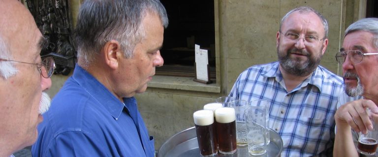 Teilnehmer der Altbiertour Düsseldorf trinken Alt