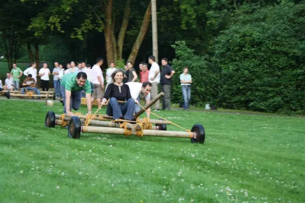 Frau lässt sich beim Wagenbau und Wagenrennen anschieben