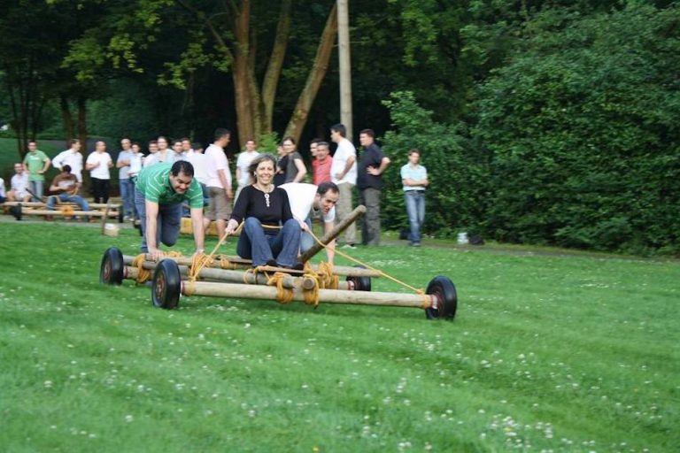 Frau lässt sich beim Wagenbau und Wagenrennen anschieben