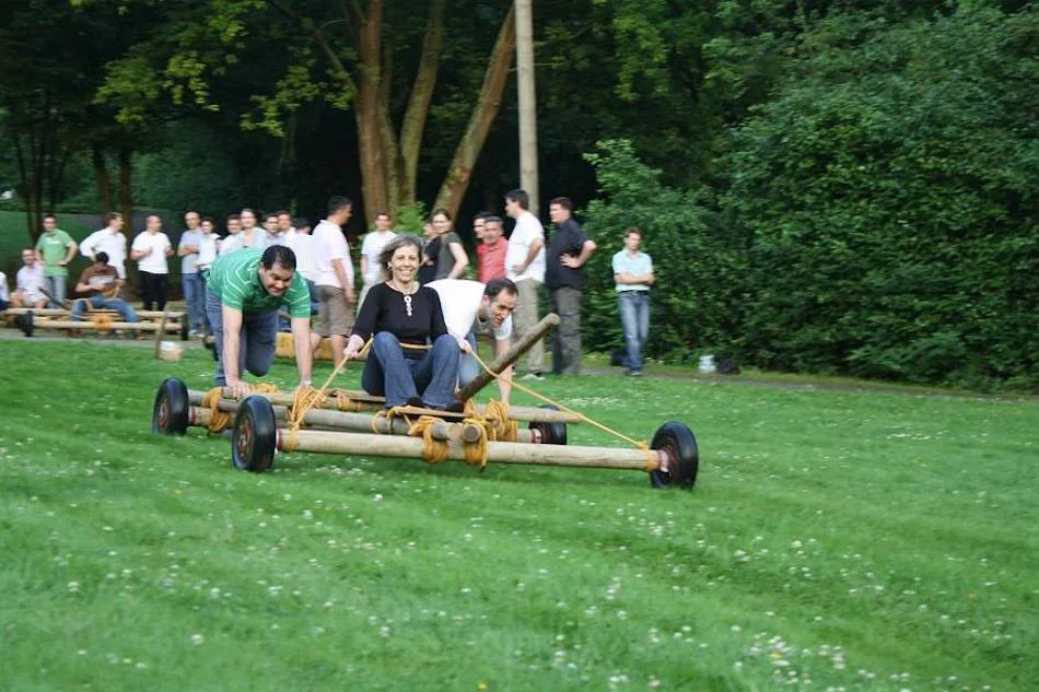 Wagenbau und Wagenrennen: Ein Teamevent voller Kreativität und Rennfieber