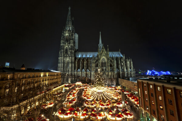 Weihnachtlich beleuchteter Dom bei der Weihnachtsführung durch Köln