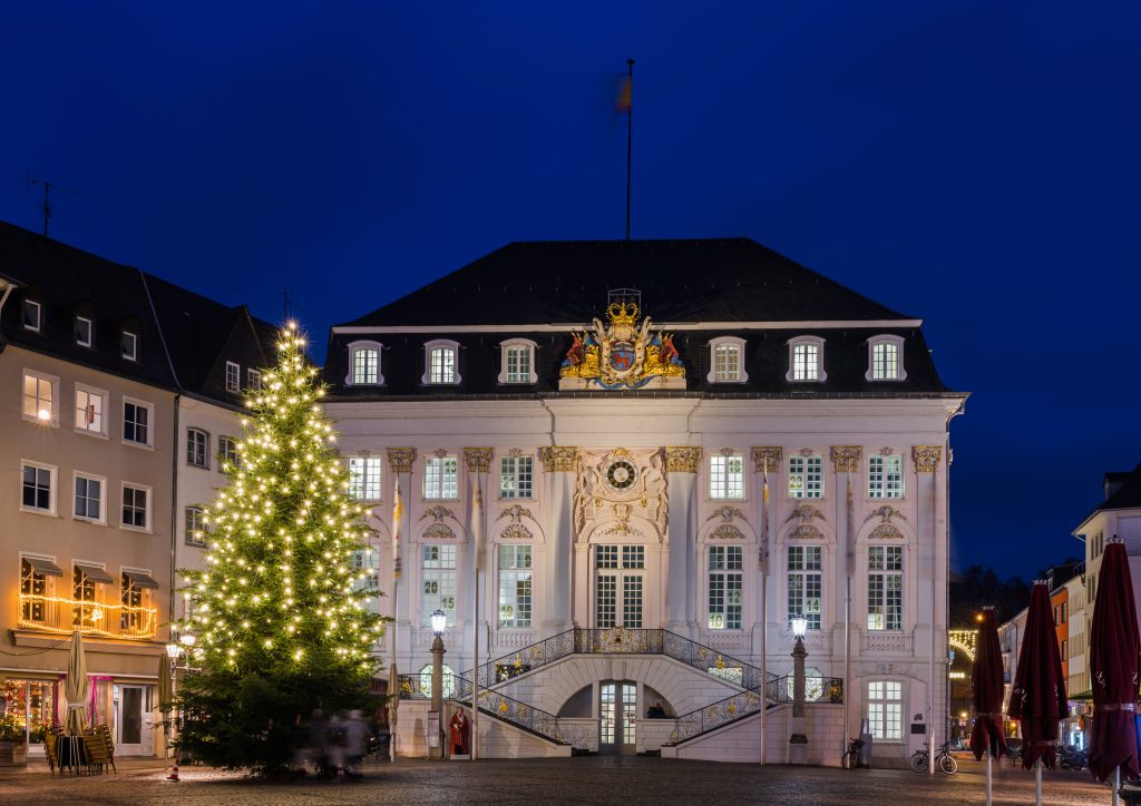 Altes Rathaus in Bonn mit Weihnachtsbaum bei der Weihnachtsführung