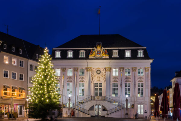 Altes Rathaus in Bonn mit Weihnachtsbaum bei der Weihnachtsführung