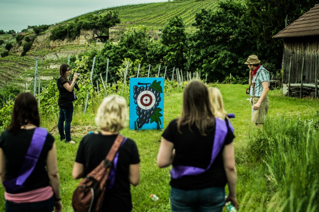 Teilnehmerinnen der Weinsafari in Stuttgart in den Weinbergen