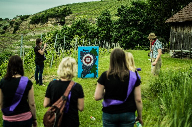 Teilnehmerinnen der Weinsafari in Stuttgart in den Weinbergen