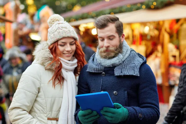 Zwei Teilnehmende am Winter Geocaching auf dem Weihnachtsmarkt