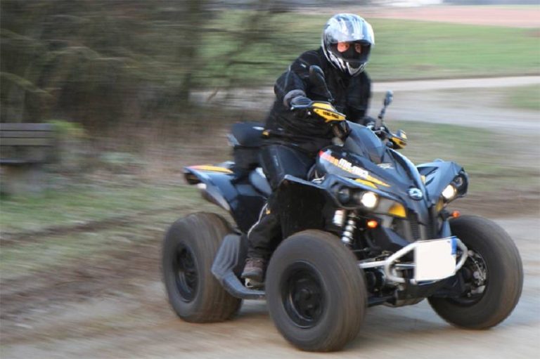Quad auf einem kurvigen Weg