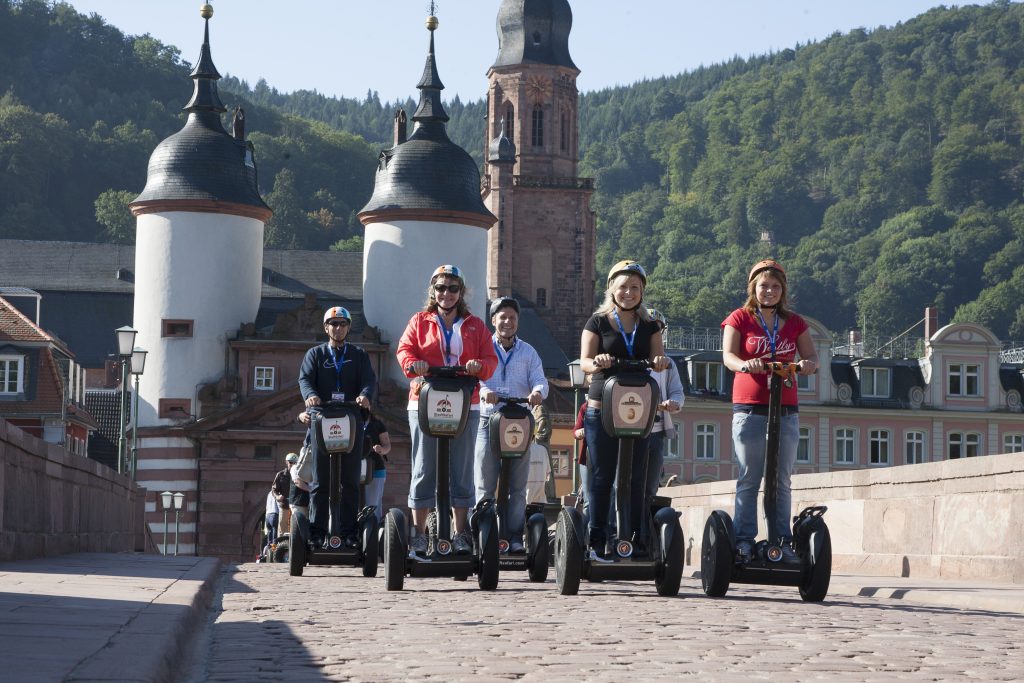 Segwayfahrer auf einer Brücke in Heidelberg
