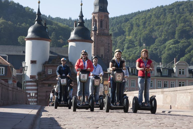 Segwayfahrer auf einer Brücke in Heidelberg