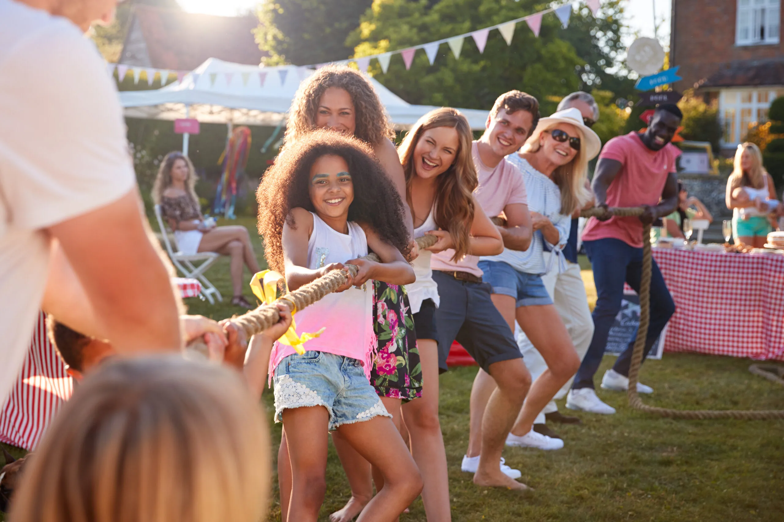 Menschen beim Tauziehen auf einem Sommerfest in Heidelberg