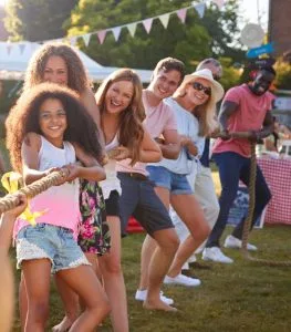 Menschen beim Tauziehen auf einem Sommerfest