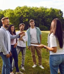 Team auf einer Wiese bei einem Betriebsausflug
