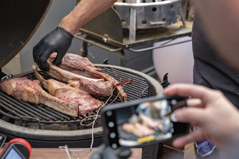 Man sieht vier Tomahawk-Steaks, welche beim BBQ-Kurs gegrillt werden.