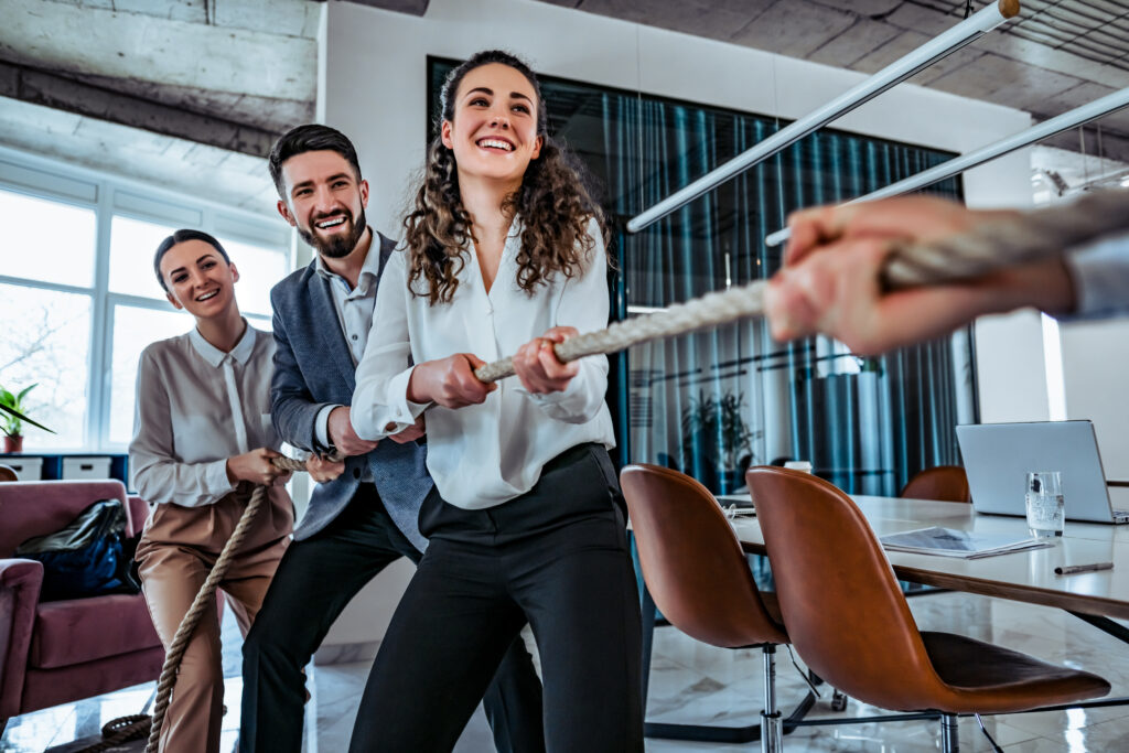Lachende Kollegen, welche in der Indoor Team Challenge antreten