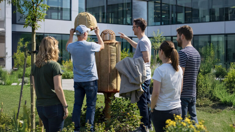 Bienenstock von HIIVE und Team beim Aufbau