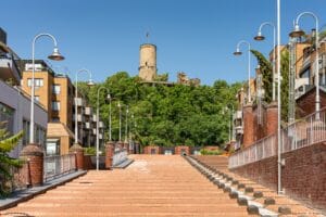 Ziegeltreppe durch Bad Godesberg mit Straßenlaternen und der Godesburg im Hintergrund