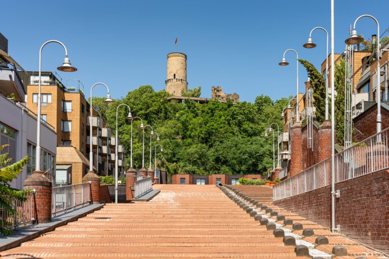 Ziegeltreppe durch Bad Godesberg mit Straßenlaternen und der Godesburg im Hintergrund