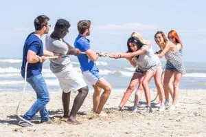 Teilnehmende der Beach-Olympiade beim Tauziehen am Strand