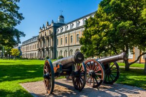 Station der Stadtführung Bonn und die Bundeswehr mit zwei historischen Kanonen vor dem Schloss