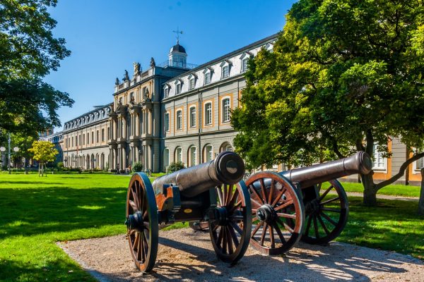 Station der Stadtführung Bonn und die Bundeswehr mit zwei historischen Kanonen vor dem Schloss